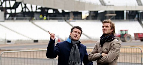 Sebastian Coe és David Beckham az Olimpiai stadion építkezésén