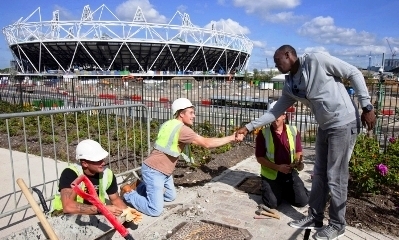 Usain Bolt a stadion építkezésén