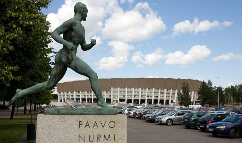 Nurmi szobra Helsinkiben az Olimpiai stadion előtt/iaaf